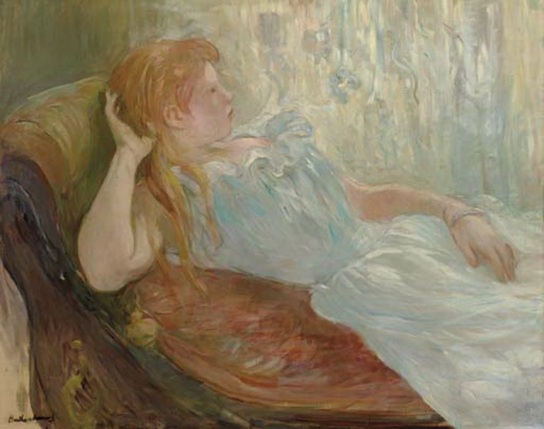 Ragazza distesa sul divano